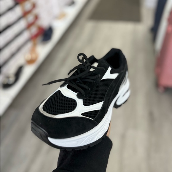 SOPHIE BLACK LOW TOP CHUNKY SNEAKER - Picture 7 of 7